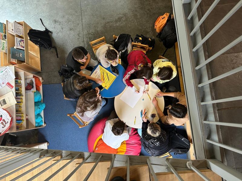 Gruppo di giovani al lavoro intorno a un tavolo